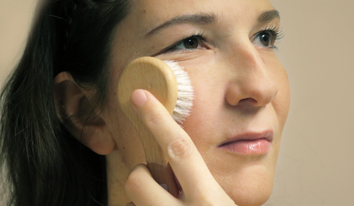 Dry brushing Koerperbuersten Trockenbuerste Massage