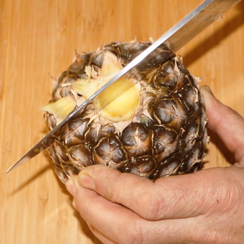 Ananas schälen und schneiden