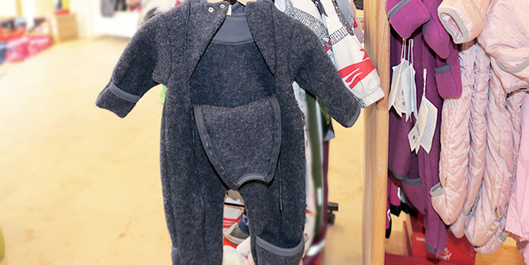 Natürlich, kuschelig weich und tempaturausgleichend – der Lammfellsack ist der optimale Begleiter für Ihr Baby Dokimo