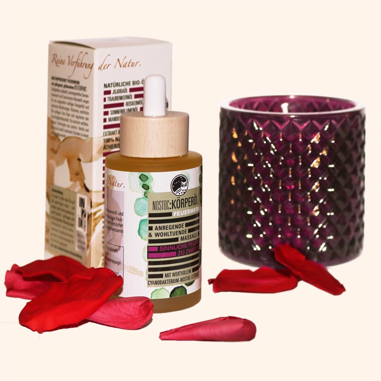 Tolles Set zum Vorteilspreis mit Massageöl, Kerze und echten Rosenblättern Liebesset Feuerwerk bestehend aus Massageöl, Kerze im Glas und echten Rosenblättern