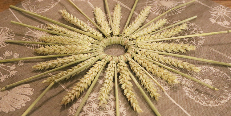 So macht man eine schöne Dekoration aus Ähren! Naturdeko aus Ähren Herz basteln