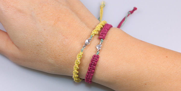 einfaches Makramee Armband aus Kreuzknoten mit verschiebbarem Verschluss