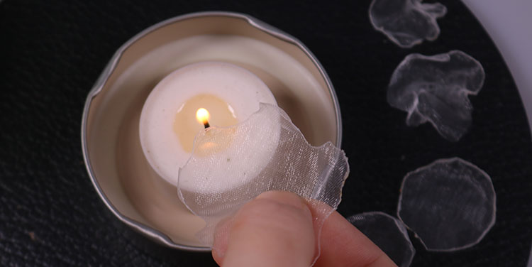 Die Blätter nun rundum vorsichtig an eine Flamme halten. Blüten aus Organza