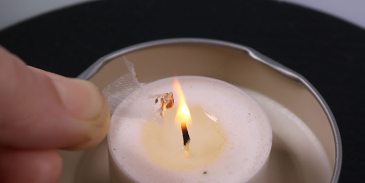 Sollte ein Blütenblatt brennen, sofort in das Wasserglas werfen. Blüten aus Organza