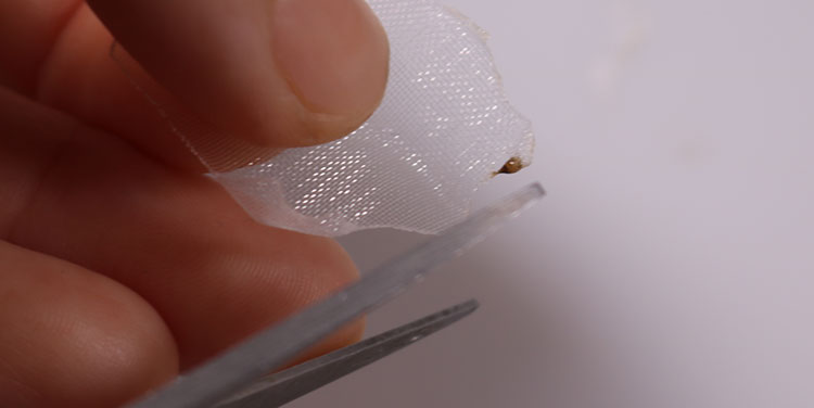 Ist jedoch nur ein kleines Stück Kante angesengt, einfach abschneiden und noch einmal vorsichtig ansengen. Blüten aus Organza