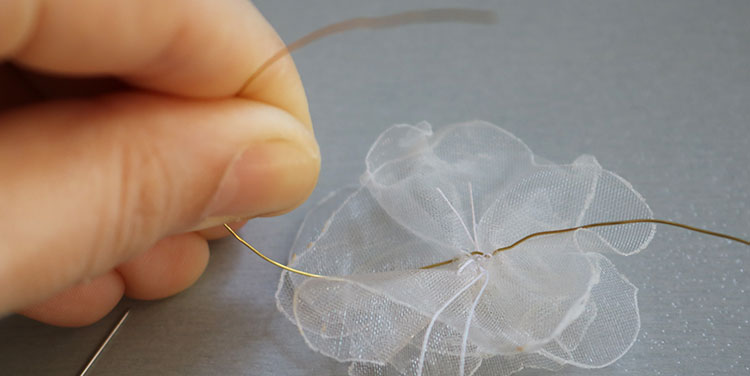 Zum Erstellen von Haarschmuck kann es ganz praktisch sein, einen Draht anzubringen. zarte Blumen aus Organza Hochzeit Taufe Erstkommunion