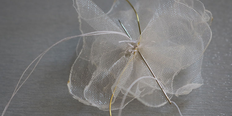 Eventuell Draht auch mit ein paar Nadelstichen fixieren. zarte Blumen aus Organza Hochzeit Taufe Erstkommunion