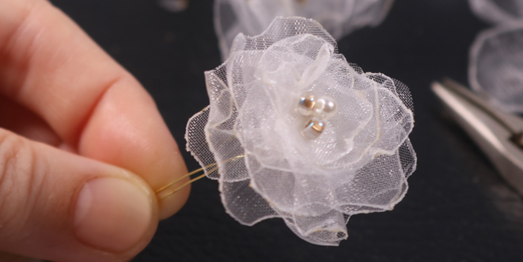 Wir hoffen, dass euch die Bastelanleitung gefällt. zarte Blumen aus Organza Hochzeit Taufe Erstkommunion