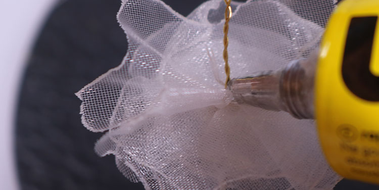 Ein Tropfen Klebstoff fixiert die Fäden, damit ja nichts aufgehen kann. zarte Blumen aus Organza Hochzeit Taufe Erstkommunion
