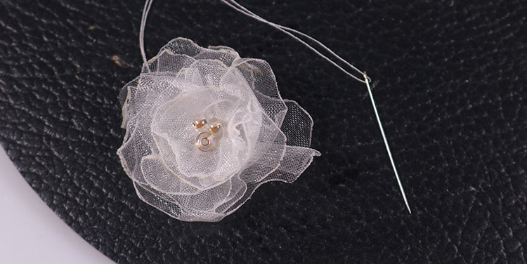 Am Schluss Faden auf die Rückseite führen. zarte Blumen aus Organza Hochzeit Taufe Erstkommunion