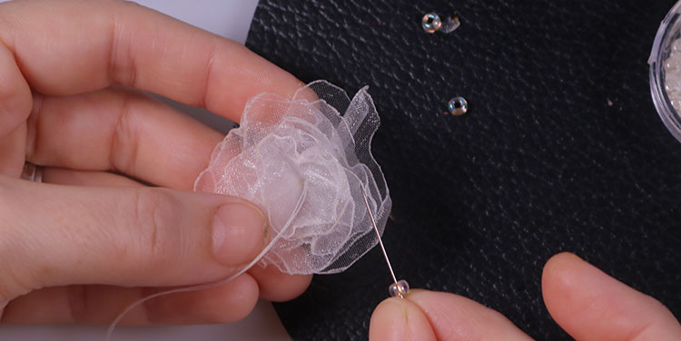 Natürlich kann man ganz einfach Perlen als Mittelpunkt annähen. zarte Blumen aus Organza Hochzeit Taufe Erstkommunion