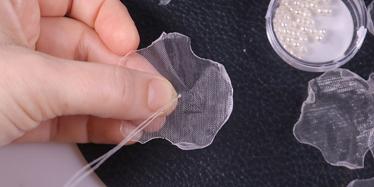 Einen doppelten Faden durch das erste Blatt durchführen. zarte Blumen aus Organza Hochzeit Taufe Erstkommunion