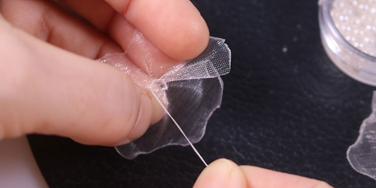... undzusammmenziehen. zarte Blumen aus Organza Hochzeit Taufe Erstkommunion