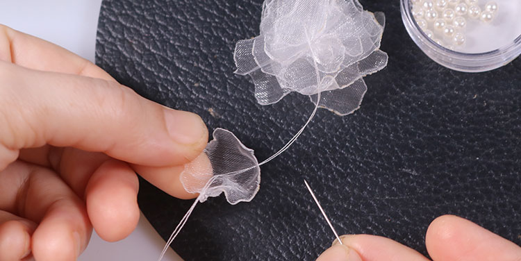 Direkt an den Blättern festknoten und auf die Unterseite durchstechen. zarte Blumen aus Organza Hochzeit Taufe Erstkommunion