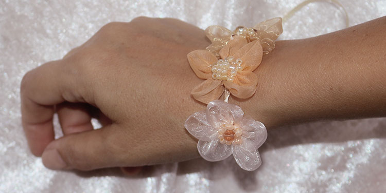 zarte Blumen aus Organza an einer Haarnadel