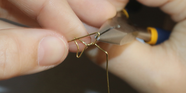 Fisch aus Draht und Nagellack