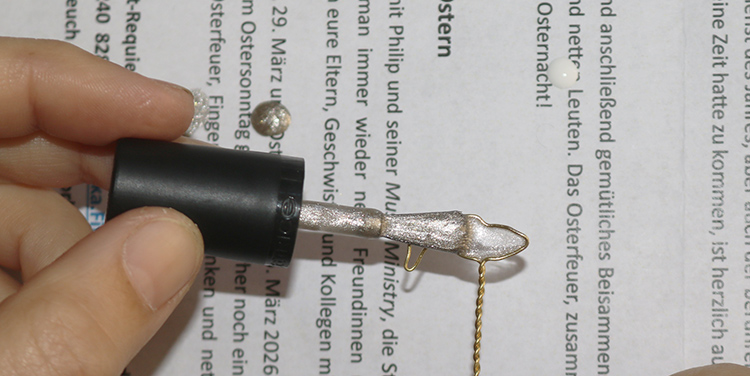 Fisch aus Draht und Nagellack