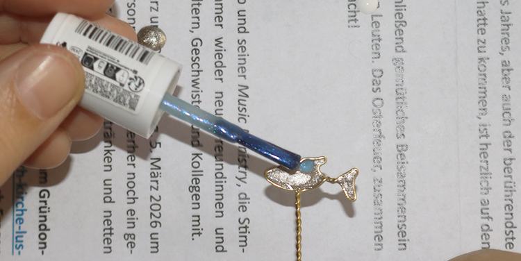 Fisch aus Draht und Nagellack