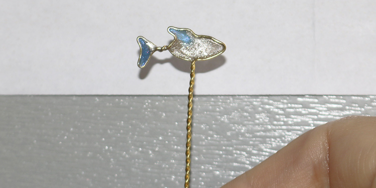 Fisch aus Draht und Nagellack