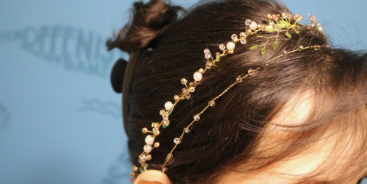 Detail Haarschmuck Brautfrisur