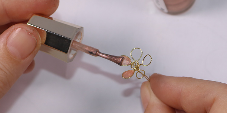 Mit Lack überziehen. Blume aus Draht und Nagellack
