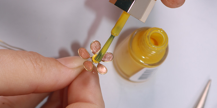 So sieht die fertige Blume aus! Blume aus Draht und Nagellack