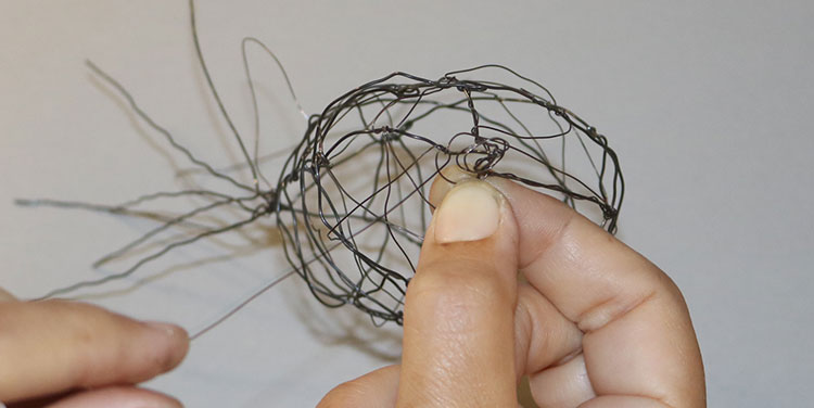 Besonders der Schnabel sollte sorgfältig ausgeformt werden. Vogel aus Draht formen Schnabel formen