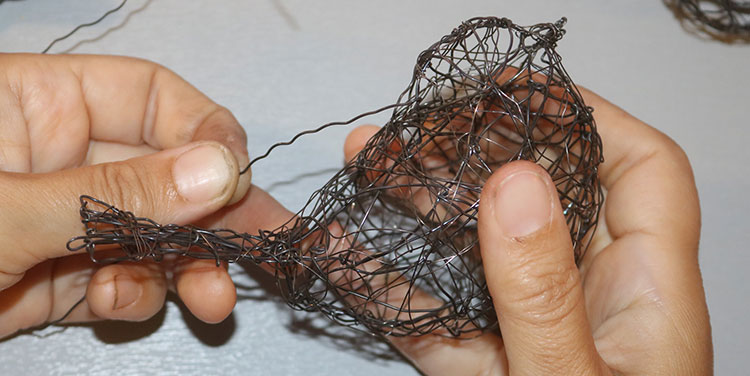 Etwaige Lücken lassen sich einfach mit Draht füllen. So formst du den Drahtvogel fertig aus
