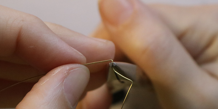 Vogel aus Draht und Nagellack