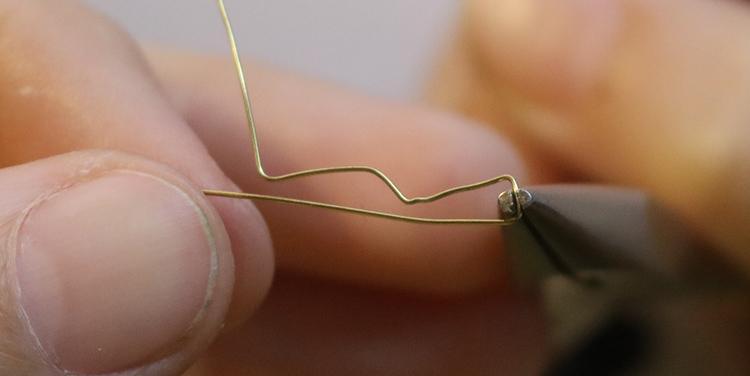 Vogel aus Draht und Nagellack