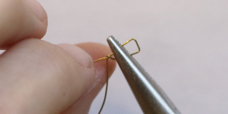 Vogel aus Draht und Nagellack