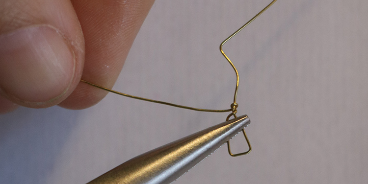 Vogel aus Draht und Nagellack