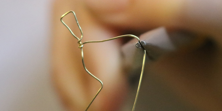 Vogel aus Draht und Nagellack