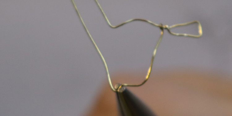 Vogel aus Draht und Nagellack