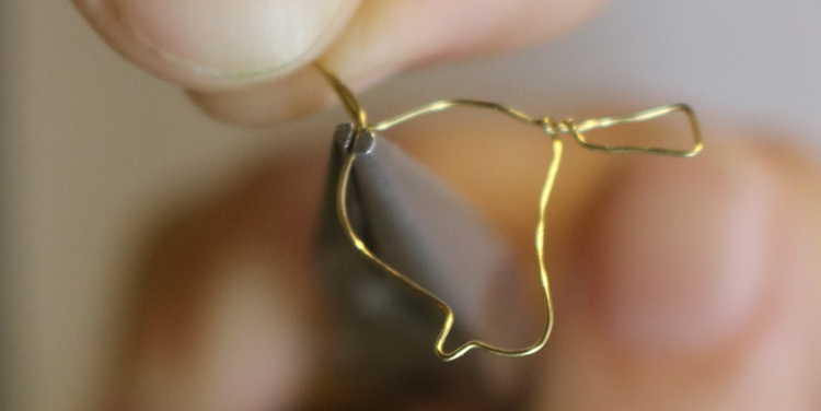 Vogel aus Draht und Nagellack