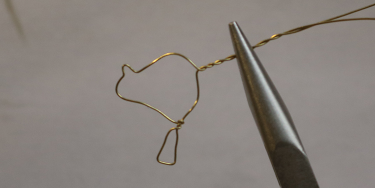 Vogel aus Draht und Nagellack