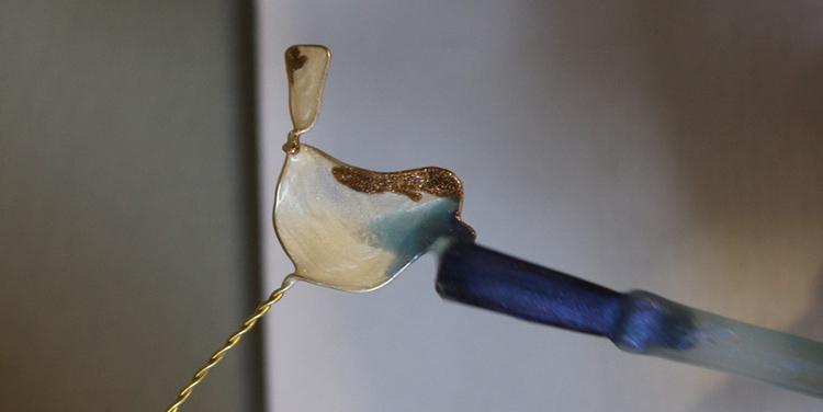 Vogel aus Draht und Nagellack