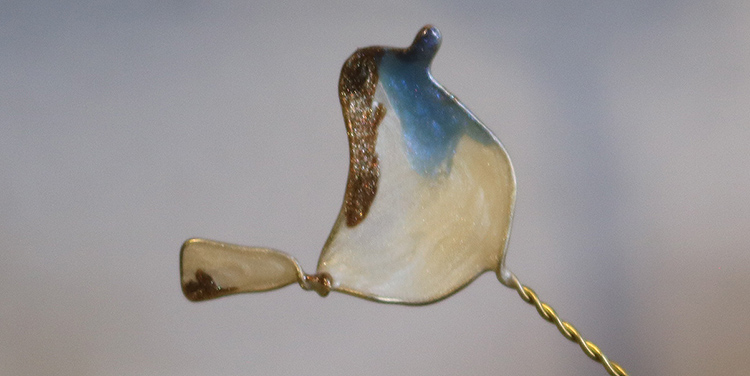 Vogel aus Draht und Nagellack