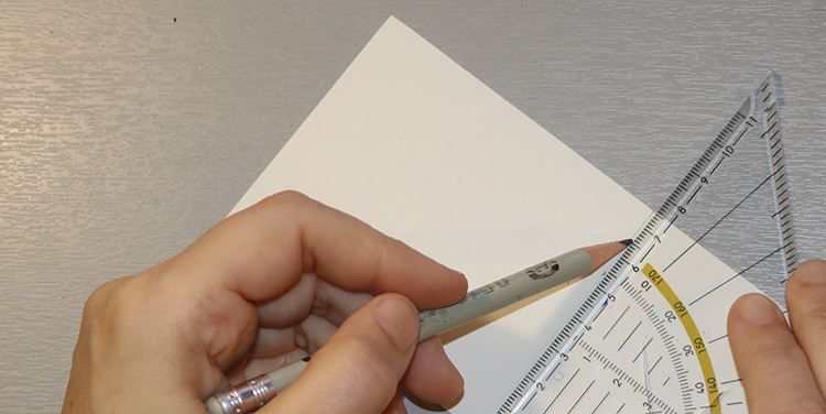 Tischkarte mit Vogel aus Draht und Nagellack