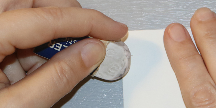 Tischkarte mit Vogel aus Draht und Nagellack