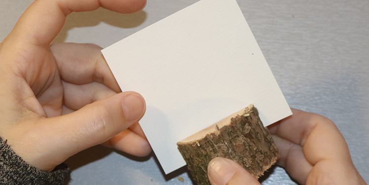 Tischkarte mit Vogel aus Draht und Nagellack