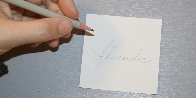 Tischkarte mit Vogel aus Draht und Nagellack