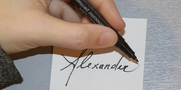 Tischkarte mit Vogel aus Draht und Nagellack