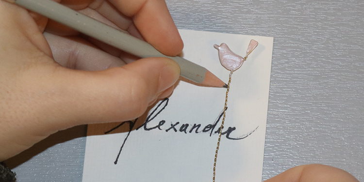 Tischkarte mit Vogel aus Draht und Nagellack