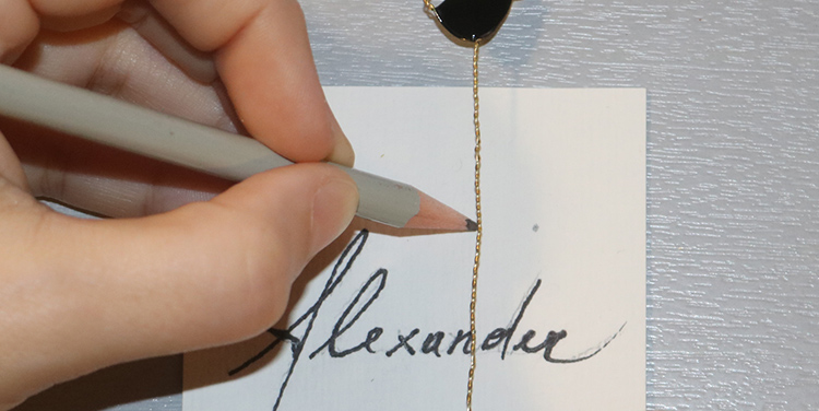 Tischkarte mit Vogel aus Draht und Nagellack