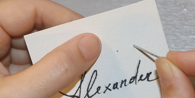 Tischkarte mit Vogel aus Draht und Nagellack