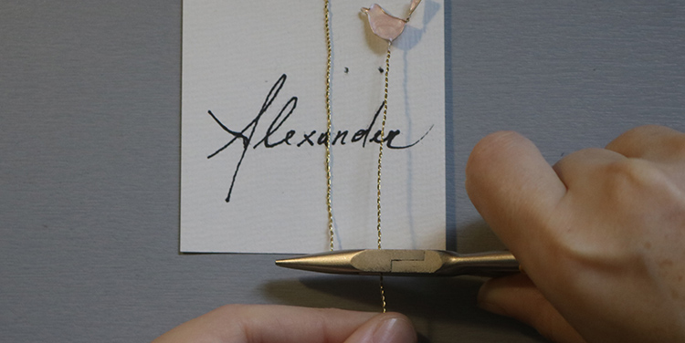 Tischkarte mit Vogel aus Draht und Nagellack