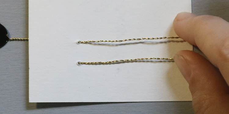 Tischkarte mit Vogel aus Draht und Nagellack