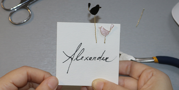 Tischkarte mit Vogel aus Draht und Nagellack