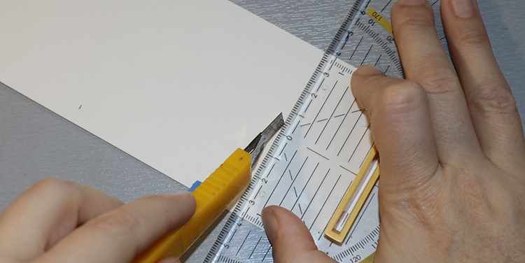 Tischkarte mit Vogel aus Draht und Nagellack